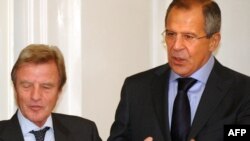 France's Bernard Kouchner (left) with Russian Foreign Minister Sergei Lavrov in Moscow on October 1