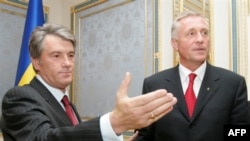 Ukrainian President Viktor Yushchenko (left) meets with Czech Prime Minister Mirek Topolanek in Kyiv in September. Another meeting may be on the horizon.