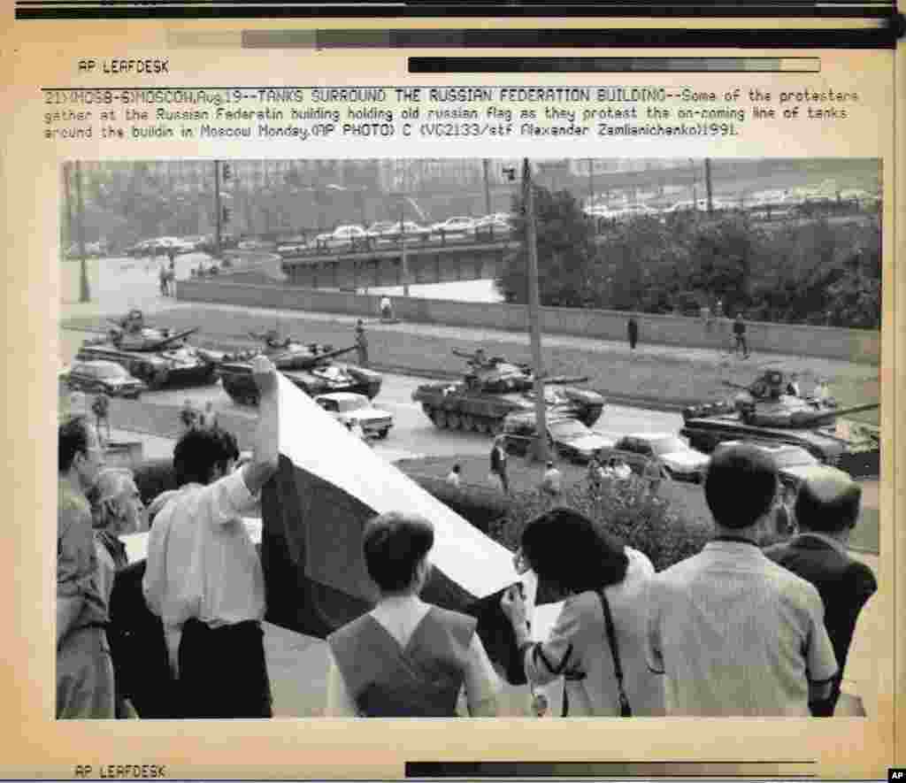 Demonstrators began to gather outside the Russian Federation parliament building after Soviet tanks surrounded Russian President Boris Yeltsin and other allies of Gorbachev there on August 19.&nbsp;