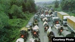 Serb refugees fleeing Croatia in 1995