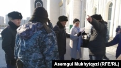 Kazakh police detain Sanavar Zakirova in front of the Aziret Sultan Mosque in Nur-Sultan on November 22.