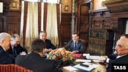 President Dmitry Medvedev (second from right) at the roundtable discussion with Moldovan President Vladimir Voronin (left) and Transdniestrian leader Igor Smirnov (right) outsude Moscow on March 18