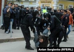 Police detain a demonstrator outside Moscow Election Commission headquarters on July 14.