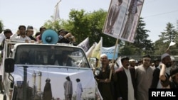 Demonstrators outside the Iranian Embassy in Kabul 