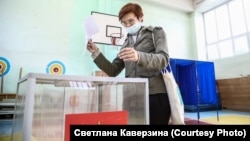 A woman casts her ballot in regional elections in Novosibirsk on September 13.