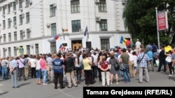 Moldovans protest outside the country's Supreme Court in Chisinau on June 25. 