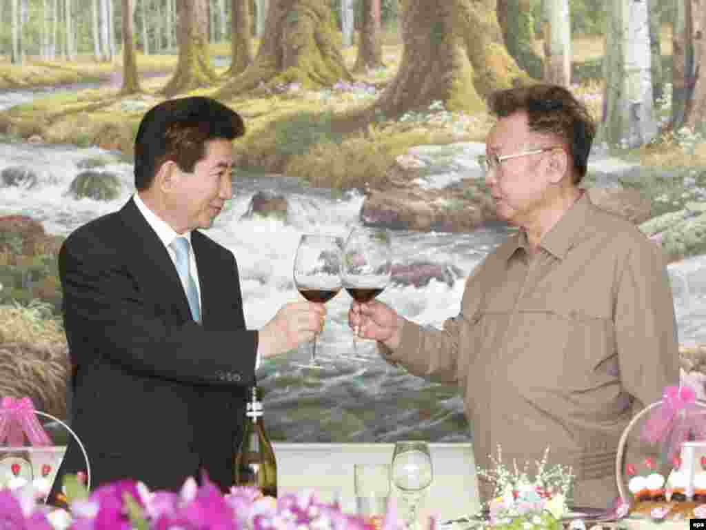 South Korean President Roh Moo-hyun (left) and North Korea&#39;s Kim pose after the signing of a joint declaration on peace and closer economic cooperation at the conclusion of the inter-Korean Summit in &nbsp;Pyongyang in October 2007.