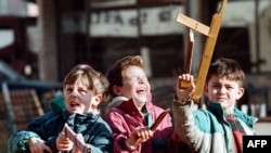 Children playing with toy guns in Sarajevo in 1996