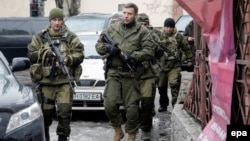 Self-proclaimed "Donetsk People's Republic" leader Aleksandr Zakharchenko (center) walks in downtown Donetsk on January 22.