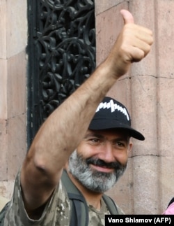 Pashinian wearing the Duxov cap on May 2 (Photo by Vano Shlamov/AFP)