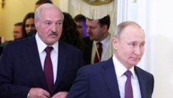 Belarusian President Alyaksandr Lukashenka (left) with his Russian counterpart Vladimir Putin (file photo)