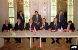 Ukrainian President Leonid Kravchuk (second from left), Belarus's Supreme Soviet Chairman Stanislav Shushkevich (third from left), and Russian President Boris Yeltsin signing the Belavezha Accords on December 8, 1991.