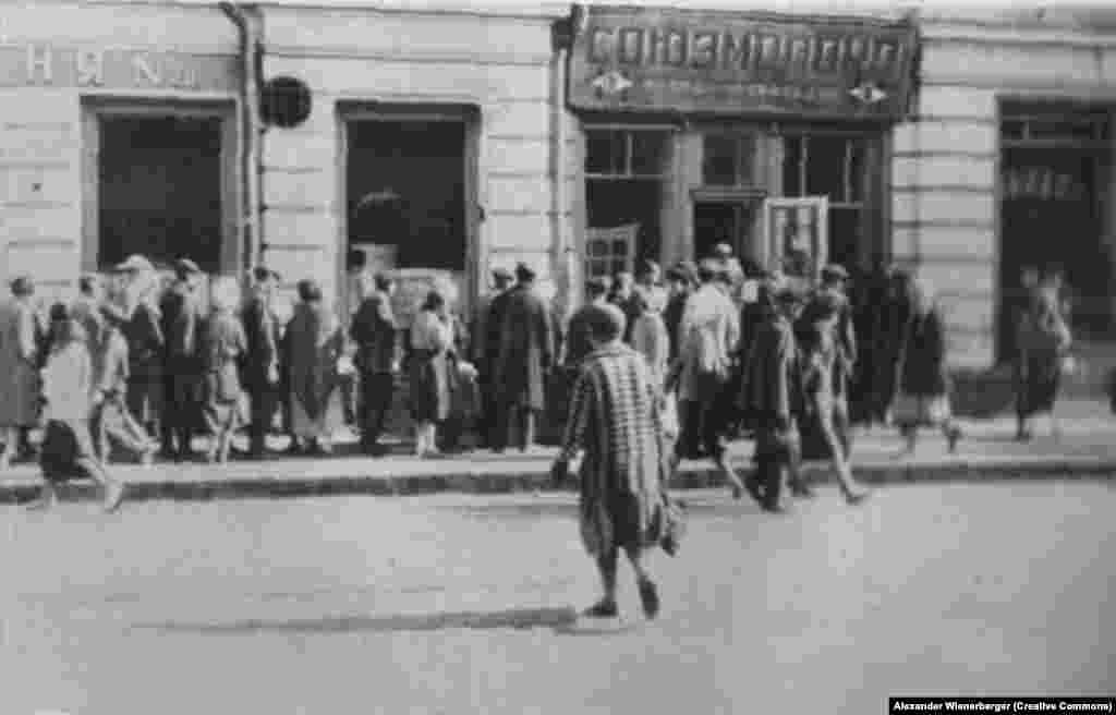 Queues in front of a milk distribution center