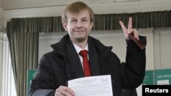 Opposition candidate Yevgeny Urlashov casts his vote during a mayoral election in the city of Yaroslavl, which he won by a landslide. 