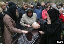 People mourn during the funeral of Timur Miller, a resident of Ulyanovsk and one of the victims of the plane crash in Egypt, at a cemetery in St. Petersburg on November 6.