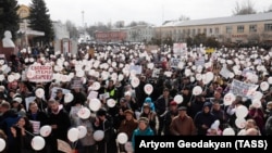 Russians rally outside the Volokolamsk town hall demanding the closure of the Yadrovo domestic-waste landfill on April 1.