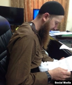 In the most recent reported image of Umar al-Shishani, he appears thinner than he has in previous photographs.