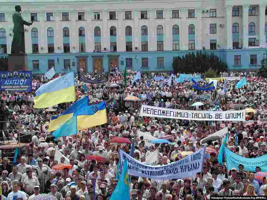 3. Год 2007-й, Симферополь, площадь Ленина.&nbsp; Среди лозунгов на транспарантах &ndash; требование вернуть Крыму его &laquo;истинное лицо&raquo; &ndash; восстановить историческую топонимику. Лишь в этом году власти Украины показали желание решить эту проблему в рамках декоммунизации. 