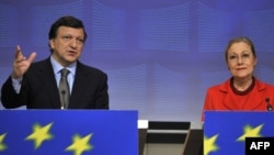 European Commission President Jose Manuel Barroso (left) and EU External Relations Commissioner Benita Ferrero-Waldner discussing the Eastern Partnership in Brussels on December 3.