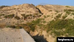 Lightly marked border between Tajikistan and Uzbekistan near the city of Khudjanda