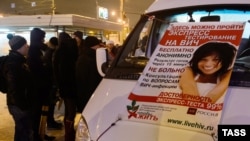 People stand in line at a mobile HIV-testing unit in Yekaterinburg. The Health Ministry puts the HIV-positive population in Russia at 860,000, but some NGOs say it's twice that.