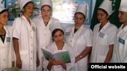 Turkmen medical workers reading the Rukhnama in Ashgabat