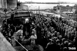 Victorious Red Army soldiers attend a ceremony aboard the Petropavlosk after the battle.