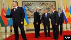 Presidents Viktor Yanukovych of Ukraine, Alyaksandr Lukashenka of Belarus, Nursultan Nazarbaev of Kazakhstan, Vladimir Putin of Russia, and Almazbek Atambaev at their meeting in Astana on May 29.