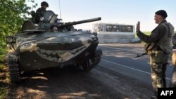 Ukrainian soldiers at a newly erected checkpoint near the eastern Ukrainian city of Slavyansk on April 25.