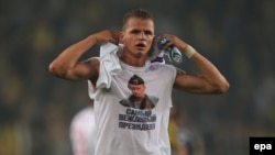 Lokomotiv Moscow's Dmitry Tarasov, wearing a T-shirt depicting Russian President Vladimir Putin, leaves the pitch after the match at Sukru Saracoglu Stadium in Istanbul on February 16.