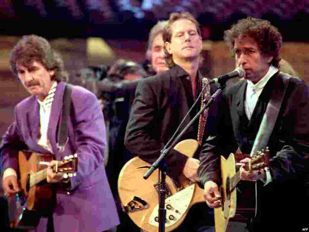 Dylan (right), George Harrison (left), Johnny Cash, and Roger McGuinn celebrate the 30th anniversary of Dylan&#39;s debut album in October 1992.