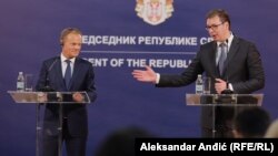 European Council President Donald Tusk (left) and Serbian President Aleksandar Vucic speak to the press in Belgrade on April 25.