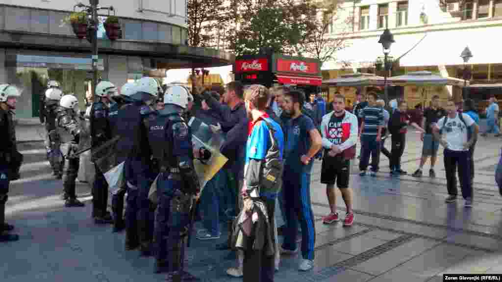 Policija zaustavlja grupu protivnika Parade ponosa u Knez Mihailovoj ulici 