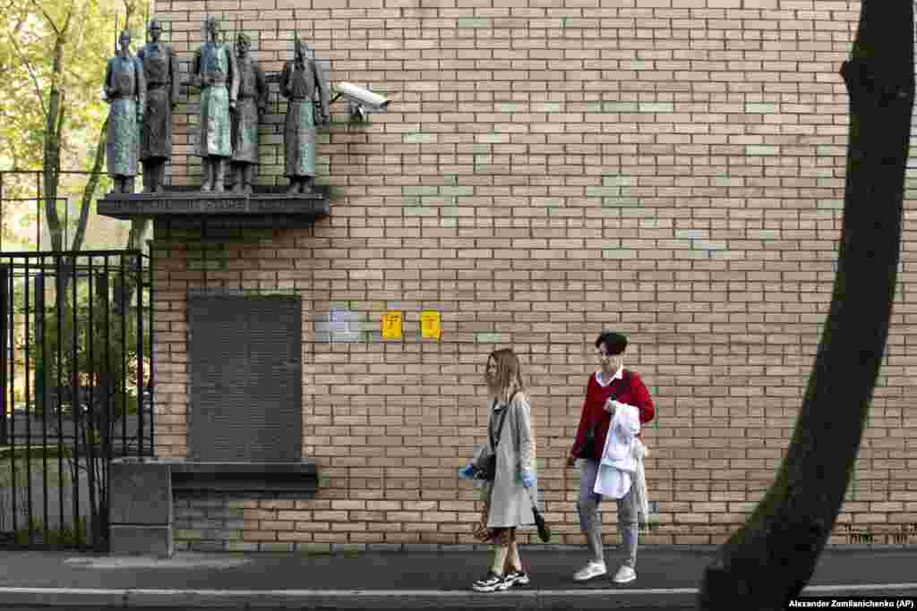 The Monument To The Heroes-Schoolchildren in Moscow. Placed well above pedestrians&#39; heads, this monument is dedicated to the schoolboys who quit their studies and lost their lives after joining the Soviet military.