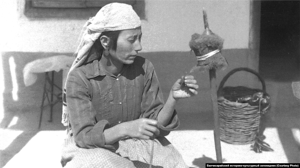 A spinner during the 1920s. Women&#39;s clothes were wide and long with shirts below the knees, long dresses with wide sleeves, as well as colored harem pants. Outer clothing was a tight-fitting caftan, or robe, with narrow sleeves. A short fur coat was worn over the caftan.