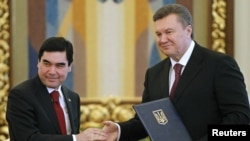 Ukrainian President Viktor Yanukovych (right) and his Turkmen counterpart Gurbanguly Berdymukhammedov in Kyiv on March 13