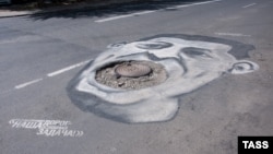 A pothole caricature of Sverdlovsk Governor Yevgeny Kuivashev