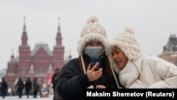 Young women wearing medical masks in Moscow on January 28.