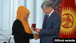 Kyrgyz President Almazbek Atambaev handed out awards to a dozen citizens of different ethnic backgrounds who sheltered and saved families on both sides of the ethnic divide in 2010.