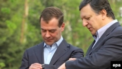 President Dmitry Medvedev and European Commission President Jose Manuel Barroso wait for the summit to begin.