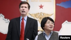 U.S. Assistant Secretary of State Robert Blake at a news conference with interim President Roza Otunbayeva in Bishkek, April 2010