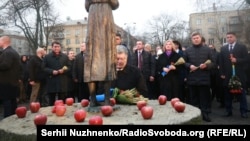 In central Kyiv on November 25, President Petro Poroshenko and hundreds of other people laid symbolic wheat ears and lit candles before the monument commemorating to victims of the famine.