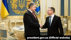 Ukrainian President Petro Poroshenko (left) talks with U.S. special envoy Kurt Volker on January 23.