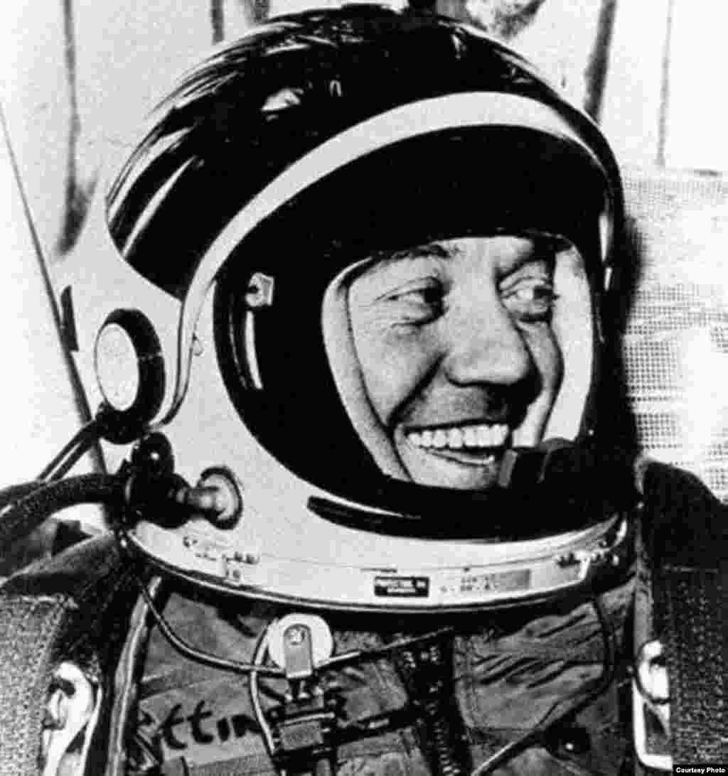 Baumgartner&#39;s jump broke the previous record held by U.S. Colonel Joseph Kittinger.