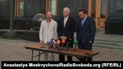 U.S. senators Ron Johnson (center) and Chris Murphy (rigth) talk to journalists in Kyiv on September 5. 