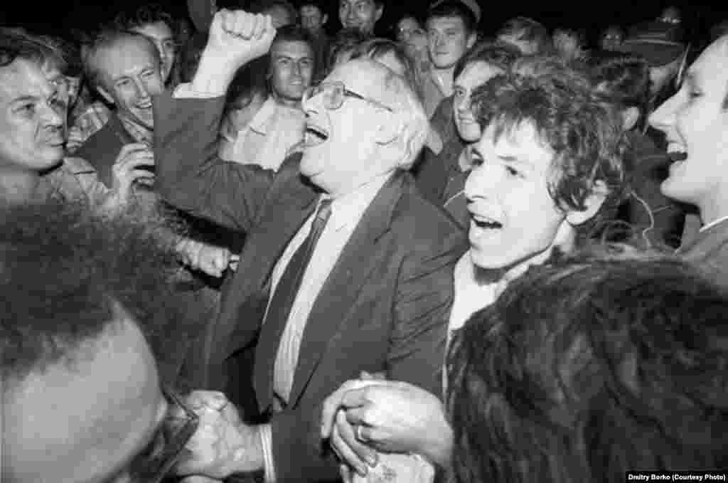 Famous cellist Mstislav Rostropovich celebrates the defeat of the putsch with a crowd of Muscovites on Lubyanka Square.