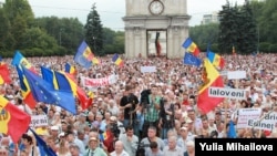 Tens Of Thousands Protest In Moldova Against Bank Fraud