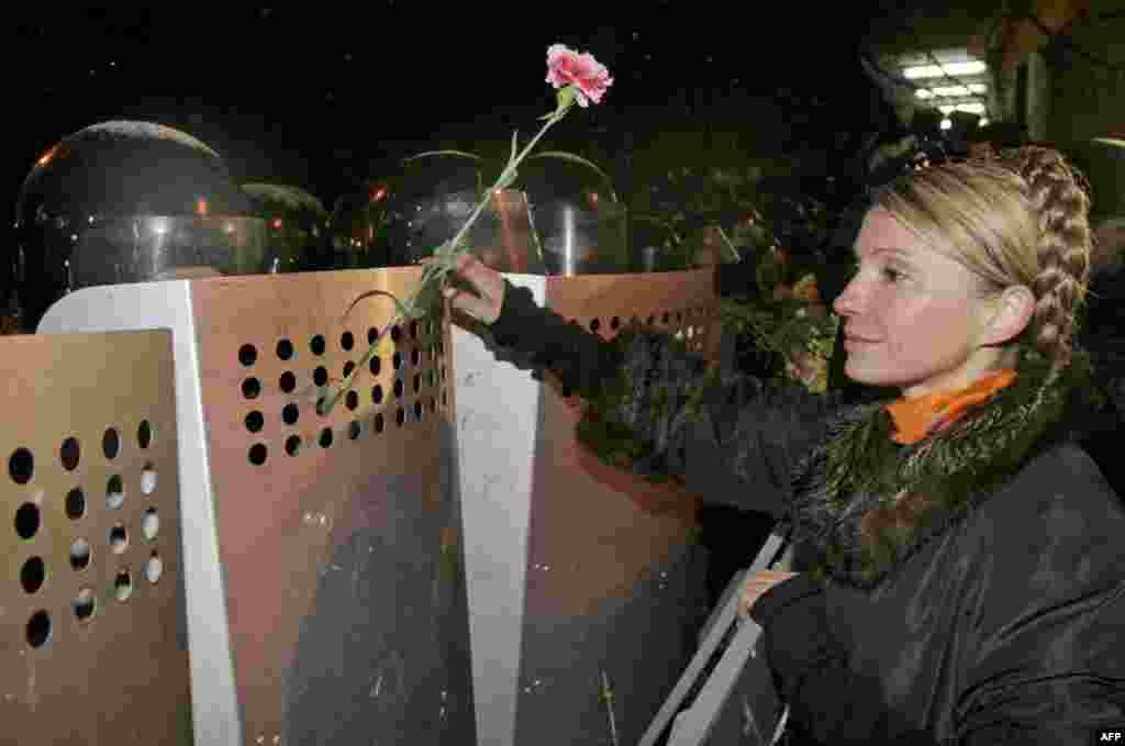 Yulia Tymoshenko speaks with riot police guarding the presidential-administration building in Kyiv during the Orange Revolution in November 2004.