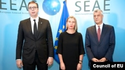 Federica Mogherini (center), Hashim Thaci (right), and Aleksandar Vucic in Brussels on November 8