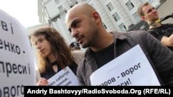 Journalist Mustafa Nayem (right) is one of several Euromaidan protesters who are now seeking to be elected to the next Ukrainian parliament. (file photo)